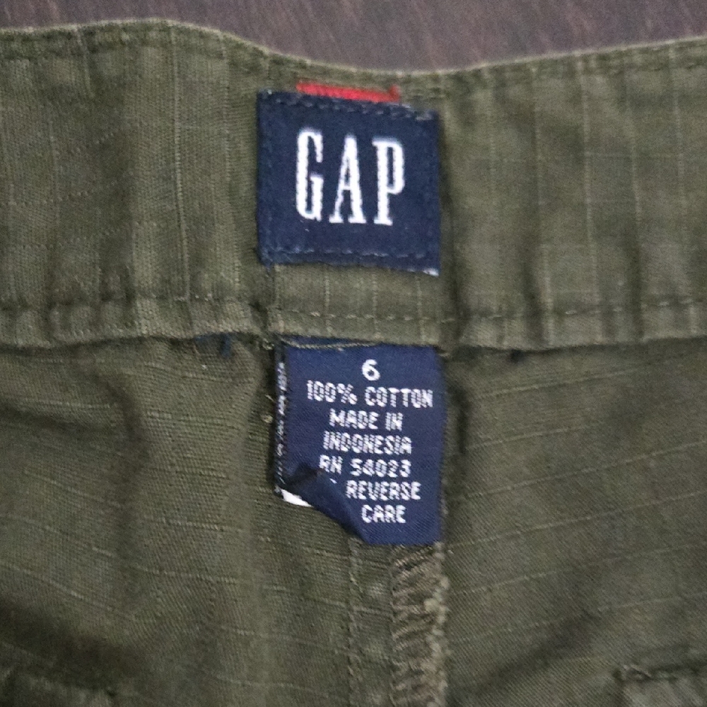GAP Men's Classic Green Flat Front Shorts - Picture 2 of 4